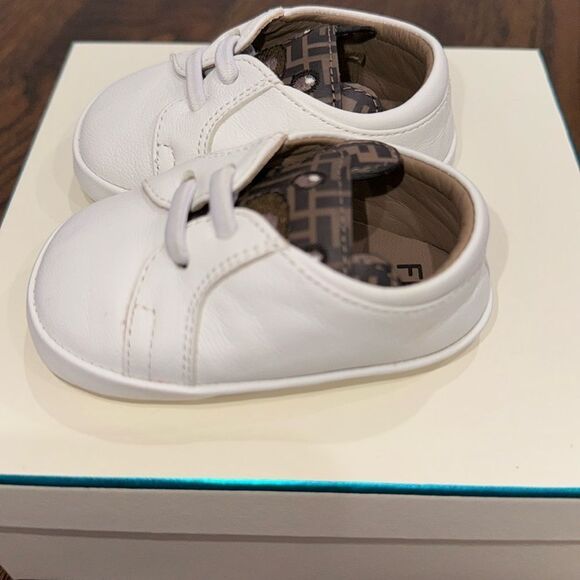 FENDI BABY LOGO LACE CRIB SHOE WITH FF DETAIL 2C - Picture 5 of 10